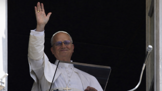 papa leão xiv acena da janela no angelus de 15 de fevereiro de 2026
