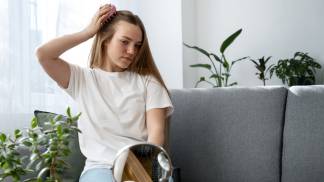 Mulher penteando o cabelo