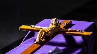Jesus crucificado cruz deitada quaresma