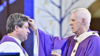 Dom Orlando impondo cinzas sob a  cabeça do padre Eduardo Catalfo 