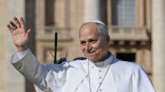 papa leão xiv acena aos fieis durante passeio em papamovel em audiencia geral em 2026