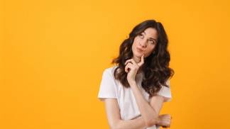 Mulher jovem pensativa