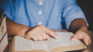 Homem lendo a Bíblia