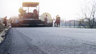 Estrada tampando buraco no asfalto