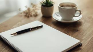 caderno caneta na mesa