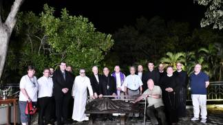 todos os presentes durante a inauguração do monumento jesus sem teto no jardim norte do santuario nacional