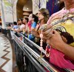 Mulher com terço na mão