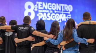 Jovens de costas abraçados 