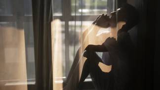 Homem triste pensando na vida