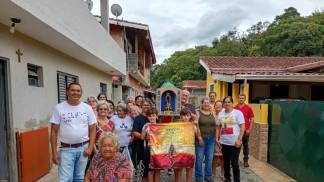 Pessoas recebem a Capelinha Missionária