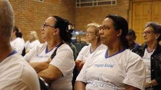 Usuária do projeto Olhar Aparecida acompanhando palestra