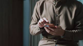 mãos de home segurando o celular