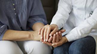 Medica e paciente em terapia