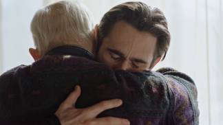 pai e filho se abraçando perdão