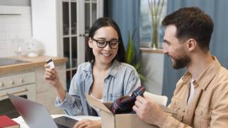 Jovens fazendo uma compra online
