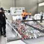 Colaboradores colocando materiais reciclaveis na esteira da Usina de Reciclagem 