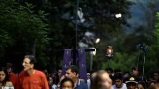 Pessoas subindo o Morro do Cruzeiro em Via-Sacra