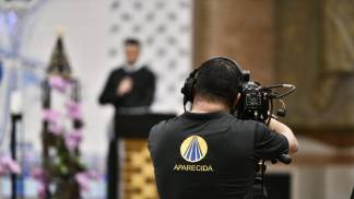 Cinegrafista da TV Aparecida na Capela