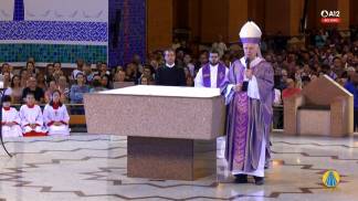 dom orlando celebrando no Altar Central