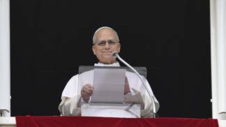 Santo Padre na janela rezando o Angeus