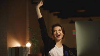 Mulher feliz com uma conquista em sua carreira profissional