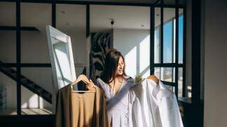 Mulher escolhendo uma roupa