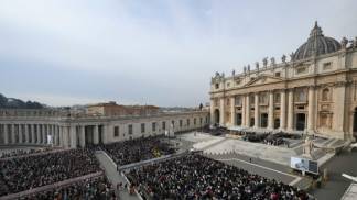 imagem aérea da praça de são pedro com a basilica de são pedro do lado direito e o povo de deus durante audiencia geral em 2026
