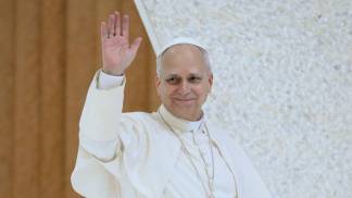papa leão xiv acenando