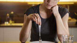 Mulher com restrição alimentar