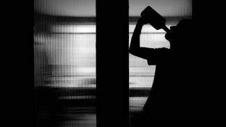 vício alcool homem virando garrafa vício álcool