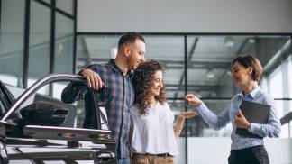 Casal feliz comprado um carro