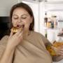 Mulher comendo por compulsão alimentar