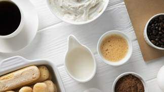 Mesa com alimentos ricos em lactose, cafeína, glúten