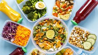 Mesa com vários pratos de alimentos saudáveis