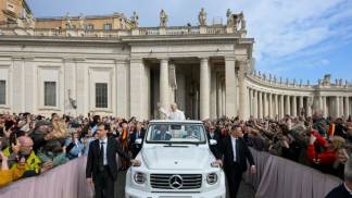 papa leão xiv acena aos fieis em cima de papamovel antes de audiencia geral em 2026