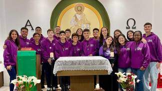 Grupo de jovens em uma capela