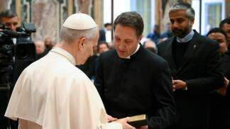 papa com futuros sacerdotes na penitenciária apostólica