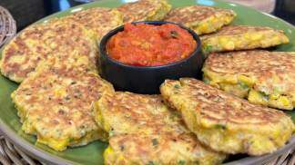 bolinho-de-milho-com-tomate-sabor-de-vida