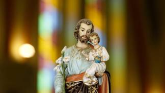 imagem de são josé segurando o menino jesus em uma igreja