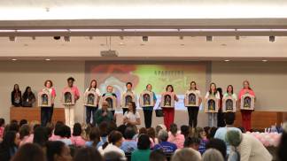 Mulheres do terço com as capelinhas missionárias