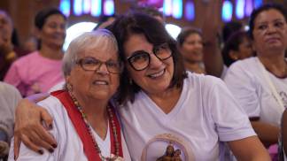 Mulheres abraçadas sorrindo