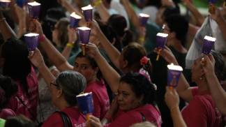 devotas erguem as velas durante procissão mariana na romaria do terço das mulheres em 2026