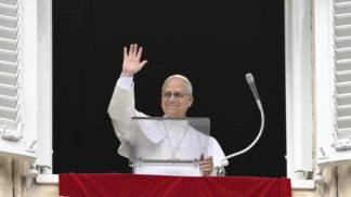 Papa Leão acenando na janela