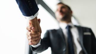 Homens apertando as mãos ao fechar um negócio