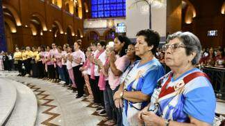 Mulheres do Terço no altar