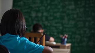 Criança em sala de aula