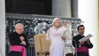 papa leão xiv durante audiencia geral fazendo benção em 2026