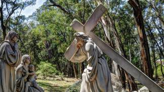 Escultura de Jesus carregando a Cruz