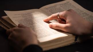 mulher lendo a bíblia