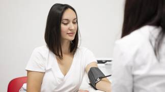 Mulher aferindo a pressão